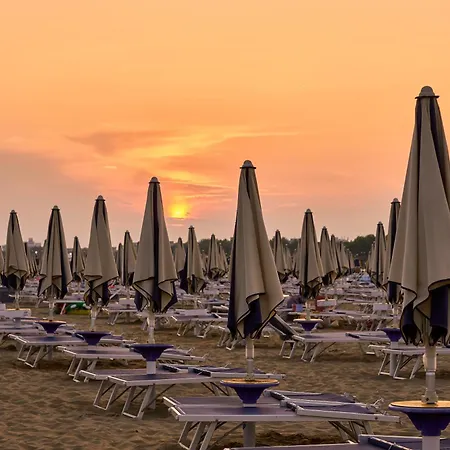 Sun, Sea And Poolside Bliss-beahost Apartament