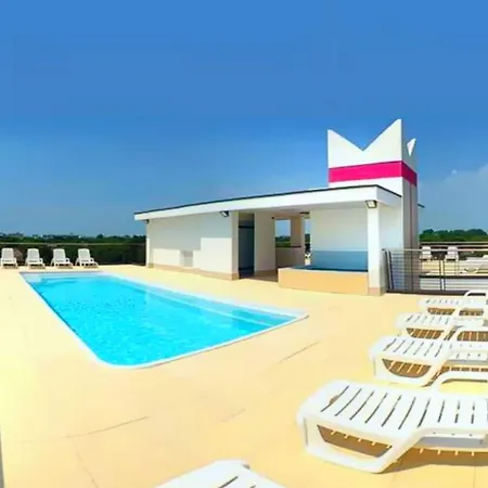 Sun, Sea And Poolside Bliss-beahost Apartament