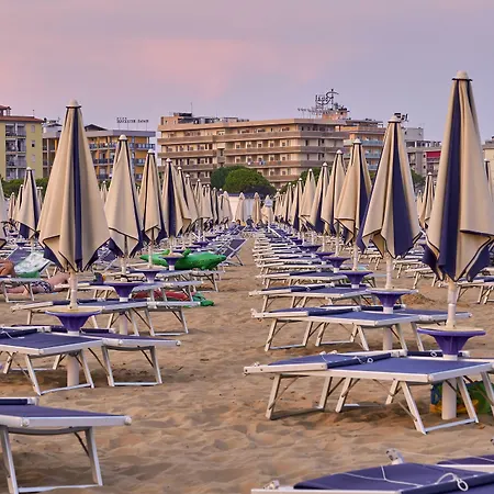 Sun, Sea And Poolside Bliss-beahost Apartament *