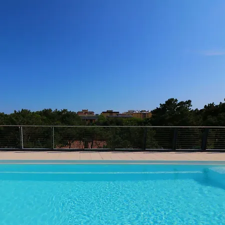 Sun, Sea And Poolside Bliss-beahost Apartament *